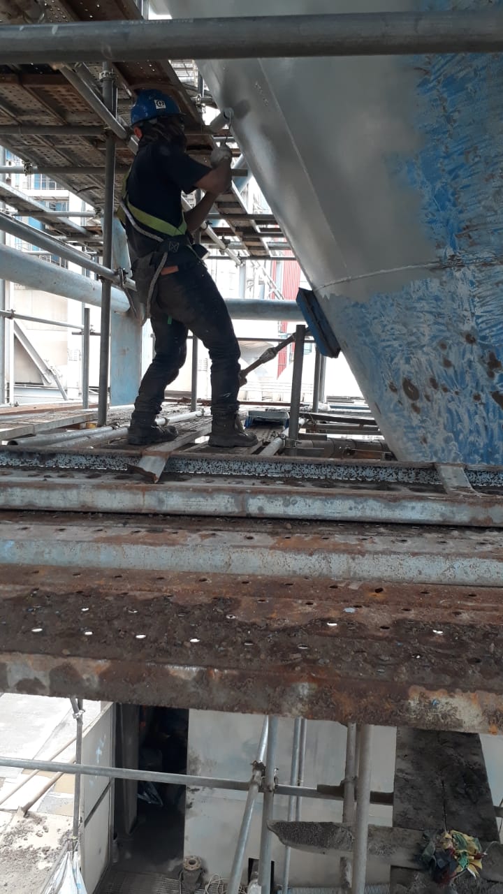 Proses Pemberian Cat Dasar Silo Fly Ash